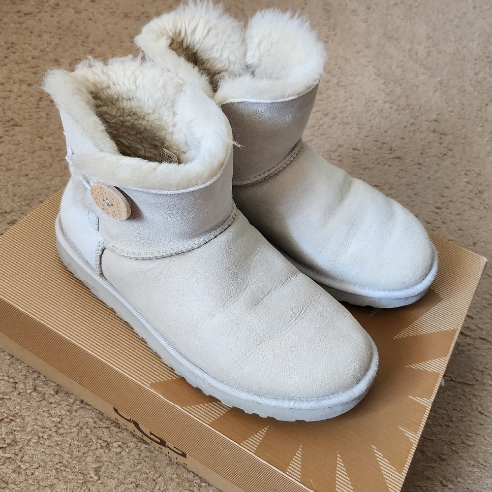 UGG Mini BAILEY BUTTON in CLOUD - Picture 3 of 9